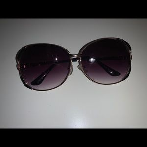 Aviator style sunglasses